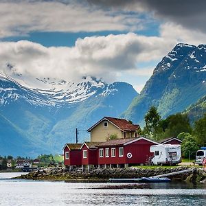 Hotel Nesset Fjordcamping à Olden Exterior photo