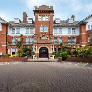 Holiday Inn Farnborough By Ihg Exterior photo