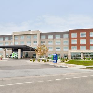 Holiday Inn Express & Suites Madison By Ihg Exterior photo