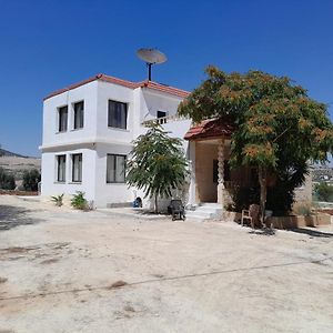 Villa Vila Boaba Grsh Alromanih Alshmalih à Jarash Exterior photo