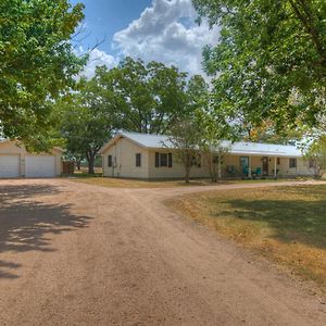 Spacious Home - Fire Pit, Bbq And Outdoor Seating! Stonewall Exterior photo