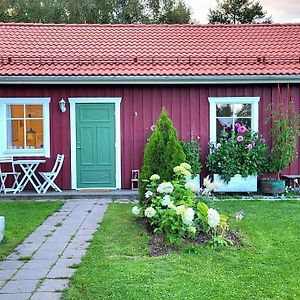 Appartement Cabin Located In A Traditionally Swedish Setting! à Umeå Exterior photo