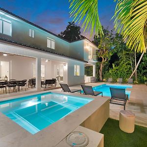 Lux Villa Sleeps 18 Guest With Pool Jacuzzi Billiards Basketball Miami Exterior photo