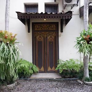 Cakra Homestay Solo Mitra Reddoorz Exterior photo