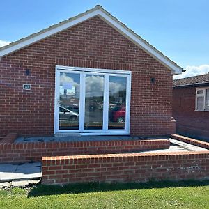 Villa A New Built Brick Chalet à Leysdown-on-Sea Exterior photo