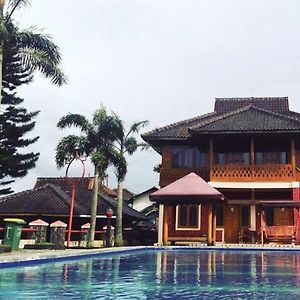 Hotel Bungalow Kampoengstrawberry Ciwidey Exterior photo