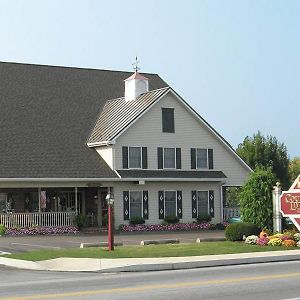 Country Living Inn Smoketown  Exterior photo