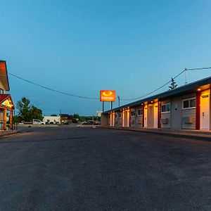 Econo Lodge Inn & Suites Pincher Creek Exterior photo