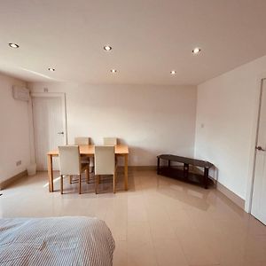 Appartement Large Studio Flat B Near Heathrow à Hillingdon Exterior photo