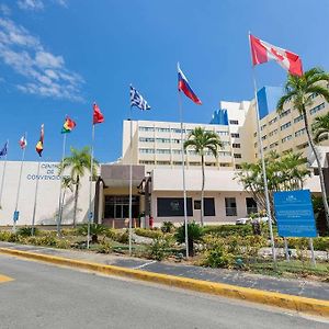 Dominican Fiesta Hotel, Trademark By Wyndham Saint-Domingue Exterior photo