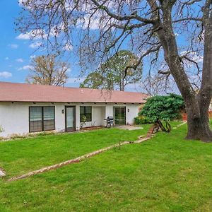 Newly Remodeled 4 Bedroom 3 Full Bath Denton Exterior photo