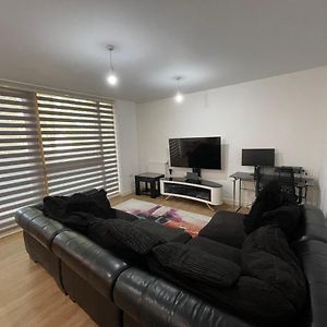 Spacious 2 Bedroom Modern Flat & Parking Londres Exterior photo