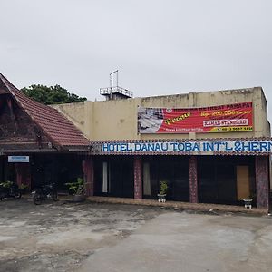 Capital O 93393 Hermina Hotel Parapat Exterior photo