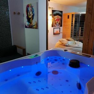 Gites Deco Pop Et Chaleureuse Avec Jacuzzi, Sauna, Piece Coquine Calais Exterior photo