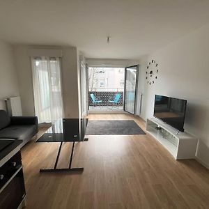 Appartement T2 2E Etage Parking Gratuit Sur Place Cergy Exterior photo