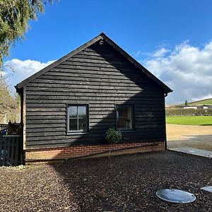 Hotel Cozy King-Bed Cabin To Relax & Unwind With Garden View à Salisbury Exterior photo