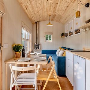 Villa Enchanting Tiny House With Wood Burner And Hot Tub In Cairngorms à Ballater Exterior photo