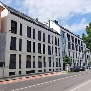 Appartement Euphoria Zentral - Parkplatz - Kuche - Netflix à Wiener Neustadt Exterior photo