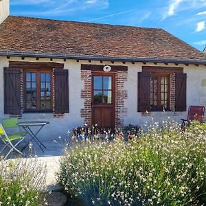 Bed and Breakfast Roulotte Confortable Avec Balcon En Bois, Climatisation Et Pret De Velos, Pres Du Chateau De Sully - Fr-1-590-287 à Bonnee Exterior photo