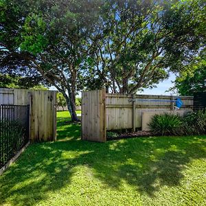 Bokarina Family Pet Friendly Holiday Home Kawana Waters Exterior photo