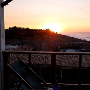 Hotel Black Sand Beachhouse à Monterrico Exterior photo