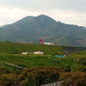 Hotel Hospedate Cerca Al Aeropuerto Matecana à Pereira Exterior photo