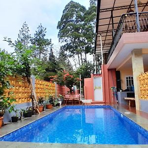 Villa Vila Dinar Mountain View Lembang Exterior photo