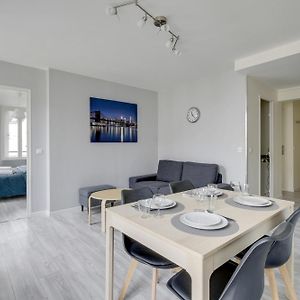 Appartement Chic And Spacious Apart With Parking à Cergy Exterior photo