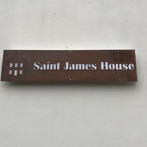 Saint James House Pons Exterior photo