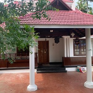 Villa Lakshmi Mangalaa à Thiruvananthapuram Exterior photo