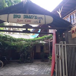 Appartement Big Daddy'S Surfcamp à Pasanggaran Exterior photo