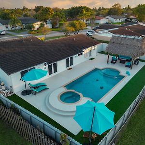 Villa Poolside Paradise Retreat à Tamiami Exterior photo