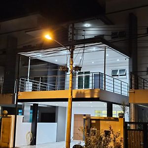 Villa 新裝潢三層連棟屋、寧靜寬敞舒適明亮、鄰近有大商場、大小陽台後院 à Penampang Exterior photo