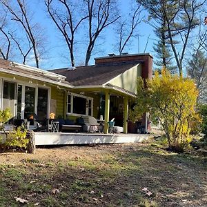 Villa Swanky Midcentury Ranch à Andover Exterior photo