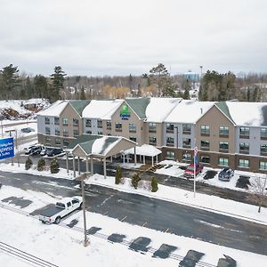 Holiday Inn Express&Suites Marquette, an IHG Hotel Exterior photo