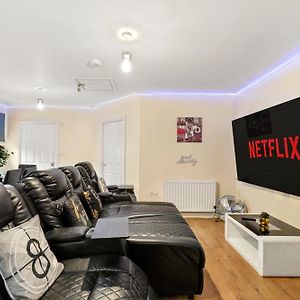 Lt Properties Unique Bungalow Style Spacious One Bedroom Apartment In Luton Town Centre Super Size Round Bed Netflix Exterior photo