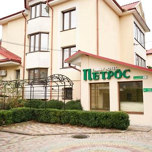 Петрос Family Hotel Yaremtche Exterior photo