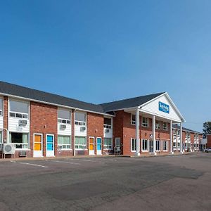 Travelodge By Wyndham Amherst Exterior photo