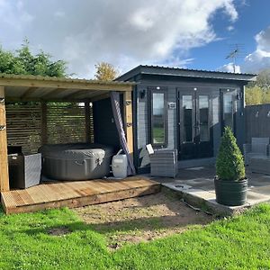 Hotel Dolafon Farm Luxury Glamping Cabin With Hot Tub à St Asaph Exterior photo