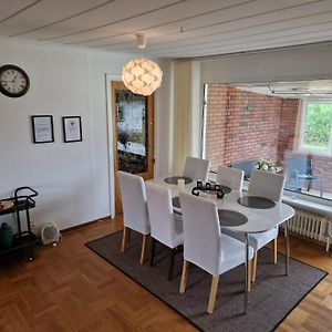 Villa Med Egen Parkering. Mojlighet Att Boka Fran 1 Och Upp Till 5 Personer. Örebro Exterior photo