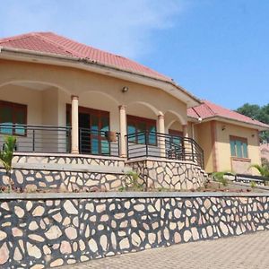 Villa Good Times à Kampala Exterior photo