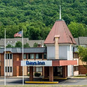 Days Inn By Wyndham Berlin Meriden Exterior photo