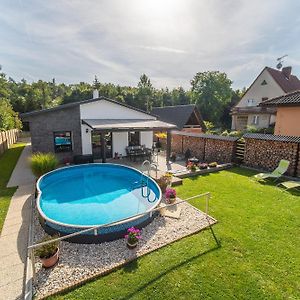 Villa Holiday House Adonis à Bystřice Exterior photo