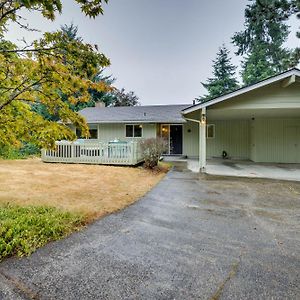 Expansive Lake Forest Park Home With Private Deck! Exterior photo