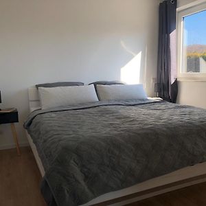 Modernes 2,5 Zimmer Apartment In Eppelborn, Privater Eingang, Eigener Parkplatz Und Terrasse, Deine Ferienwohnung In Eppelborn Mitten Im Herzen Des Saarlandes Exterior photo