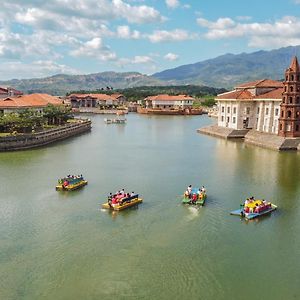 Hotel Las Casas Filipinas De Acuzar à Bagac Exterior photo