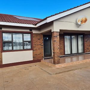 Villa Inviting 3-Bed House In Bulawayo Exterior photo