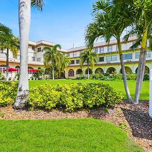 Crystal Bay Historic Hotel St. Petersburg Exterior photo