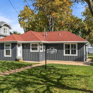 Hickory Hideaway- Dock On Lake Winnebago Oshkosh Exterior photo