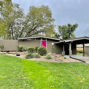 Villa Mid-Century Style And Class In Quiet Ne Location à Cedar Rapids Exterior photo